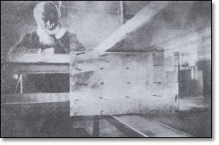 Н.Е. Жуковский проводит эксперимент в аэродинамической трубе, построенной А. Туполевым