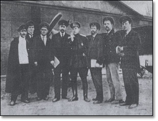 А.Н. Туполев (первый слева) в комиссии по обследованию аэроплана В.А. Слесарева, Петербург (Гатчина), 1915г.